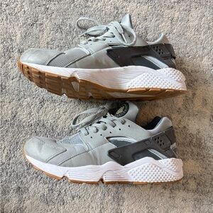 Men’s Nike Huarache gray and white used 2015